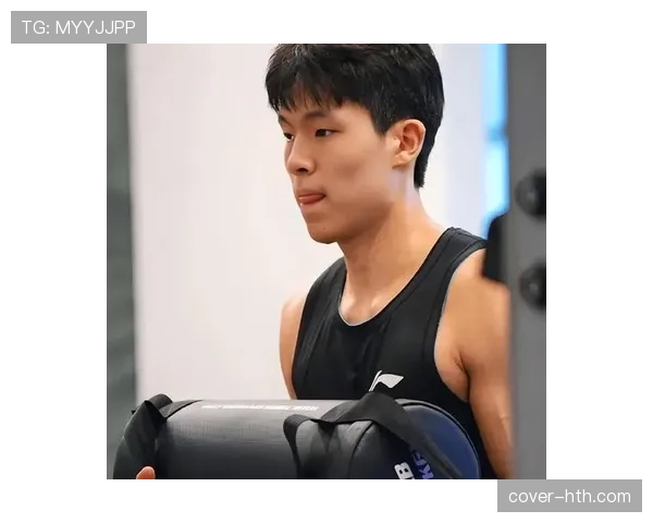 杨瀚森赛后居然穿运动鞋逛奢侈品店，这画风谁看得懂？